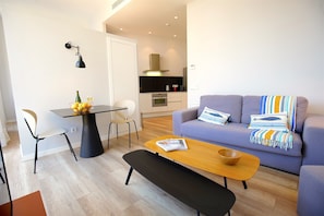 40-inch flat-screen TV with cable channels, TV - L'Aguila Apartments Turismo de Interior  (Palma de Mallorca)