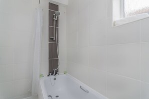 Combined shower/bathtub, free toiletries, hair dryer, towels - The Rock Apartments (London)