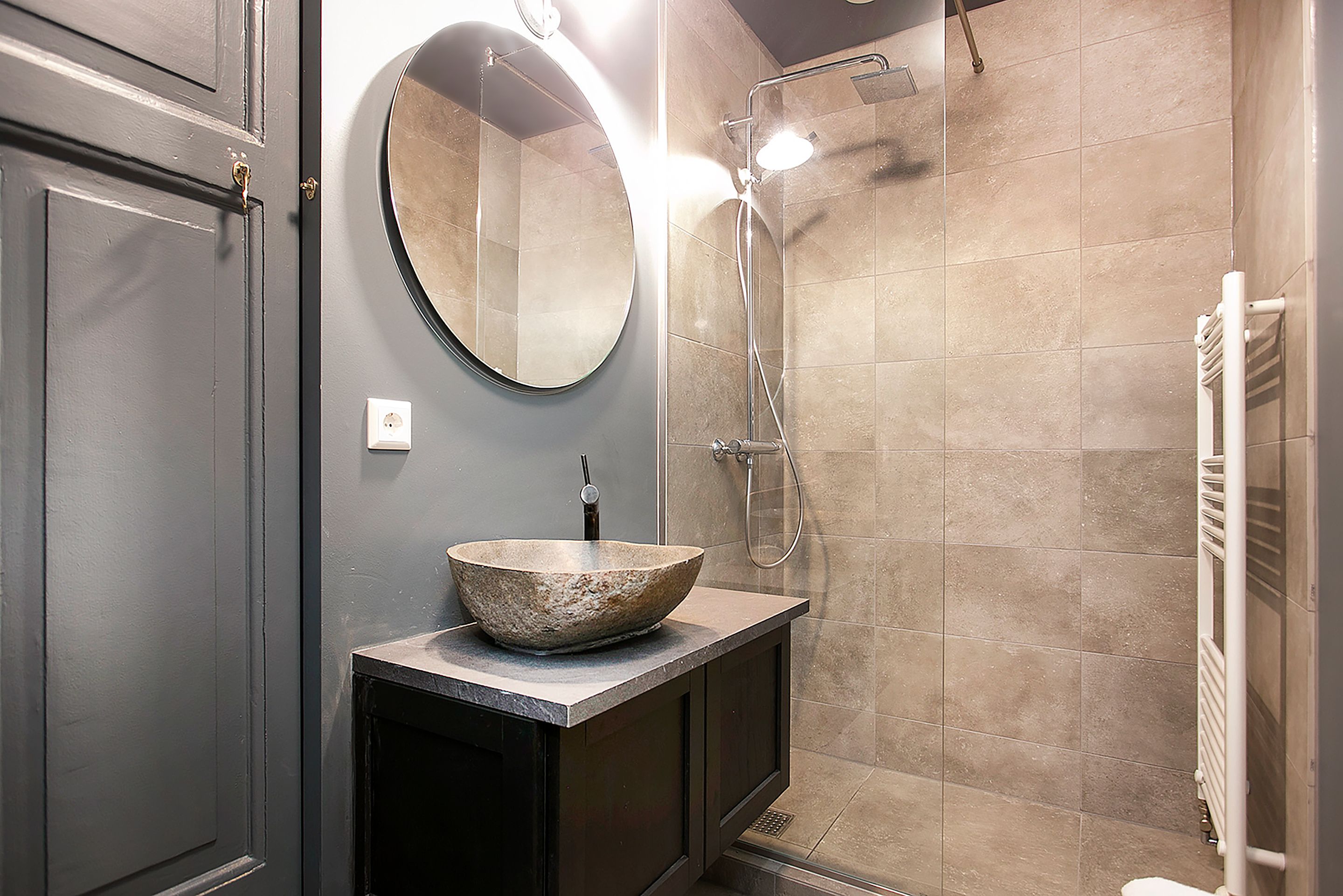 City Apartment, Multiple Beds, Balcony, City View (402) | Bathroom | Shower, free toiletries, hair dryer, towels