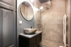 City Apartment, Multiple Beds, Balcony, City View (402) | Bathroom