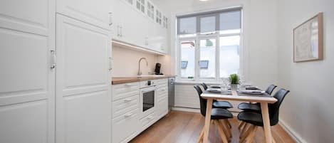 City Apartment, Multiple Beds, City View (202) | Private kitchen | Fridge, oven, stovetop, dishwasher