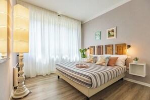 Deluxe Room, Garden View (c) | 1 bedroom, premium bedding, down comforters, minibar