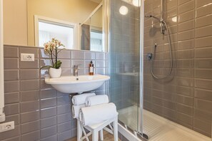 Chambre Standard Double ou avec lits jumeaux, balcon | Salle de bain | Douche, douche à « effet pluie », sèche-cheveux, bidet