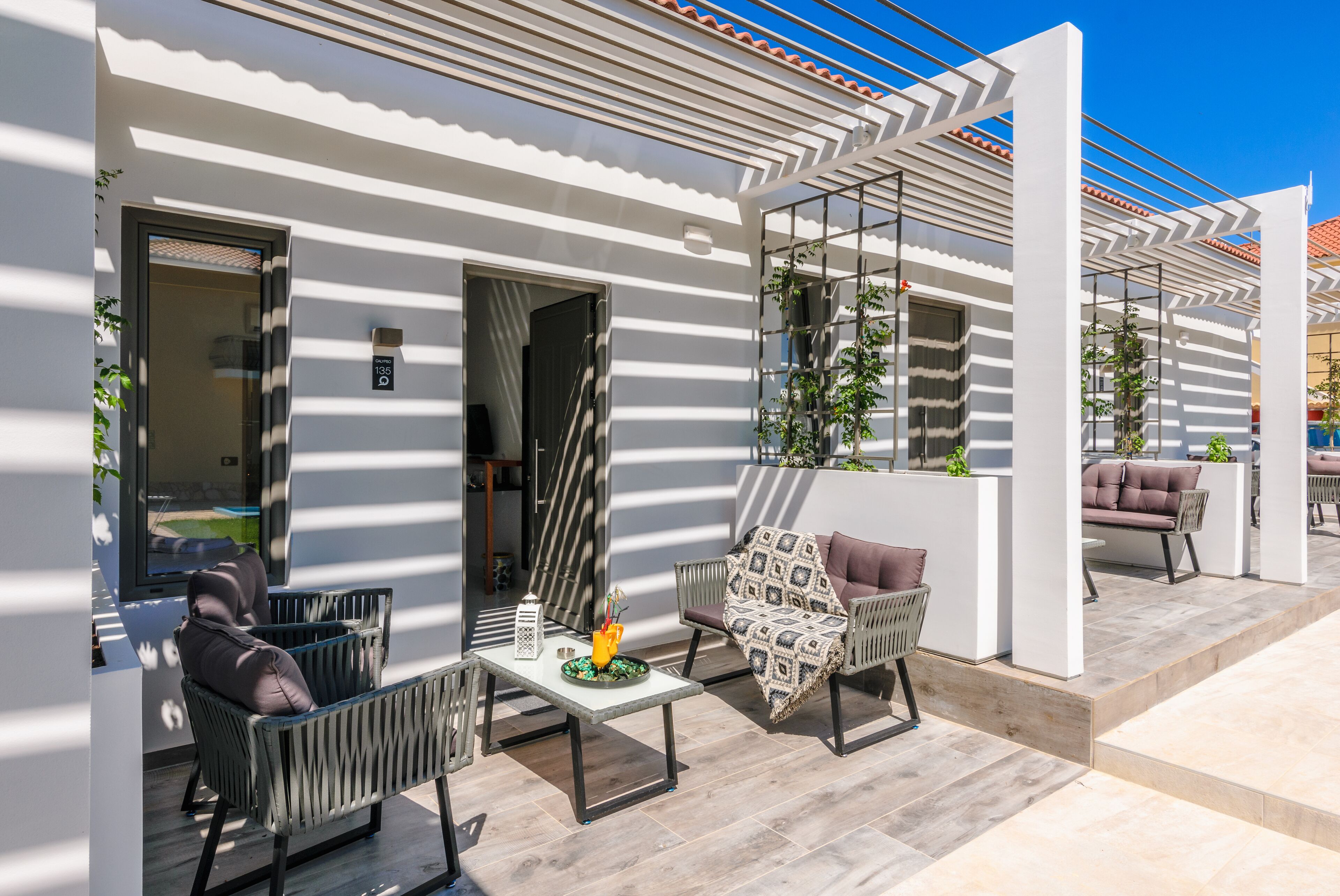 Deluxe háromágyas szoba | Nappalirész | Tévé