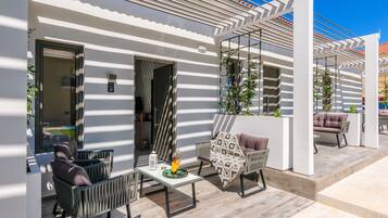 Deluxe Triple Room | Living area | 32-inch TV with digital channels