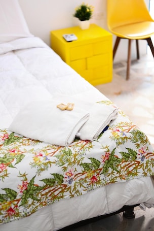 Muebles diferentes, cortinas blackout y sistema de insonorización