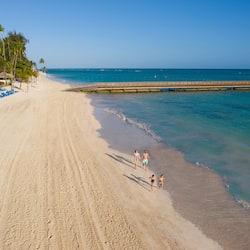 Na praia, areia branca, serviço de traslado de/para a praia grátis