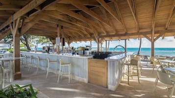 7 bares o lounges, 2 bares en la alberca, 5 bares en la playa