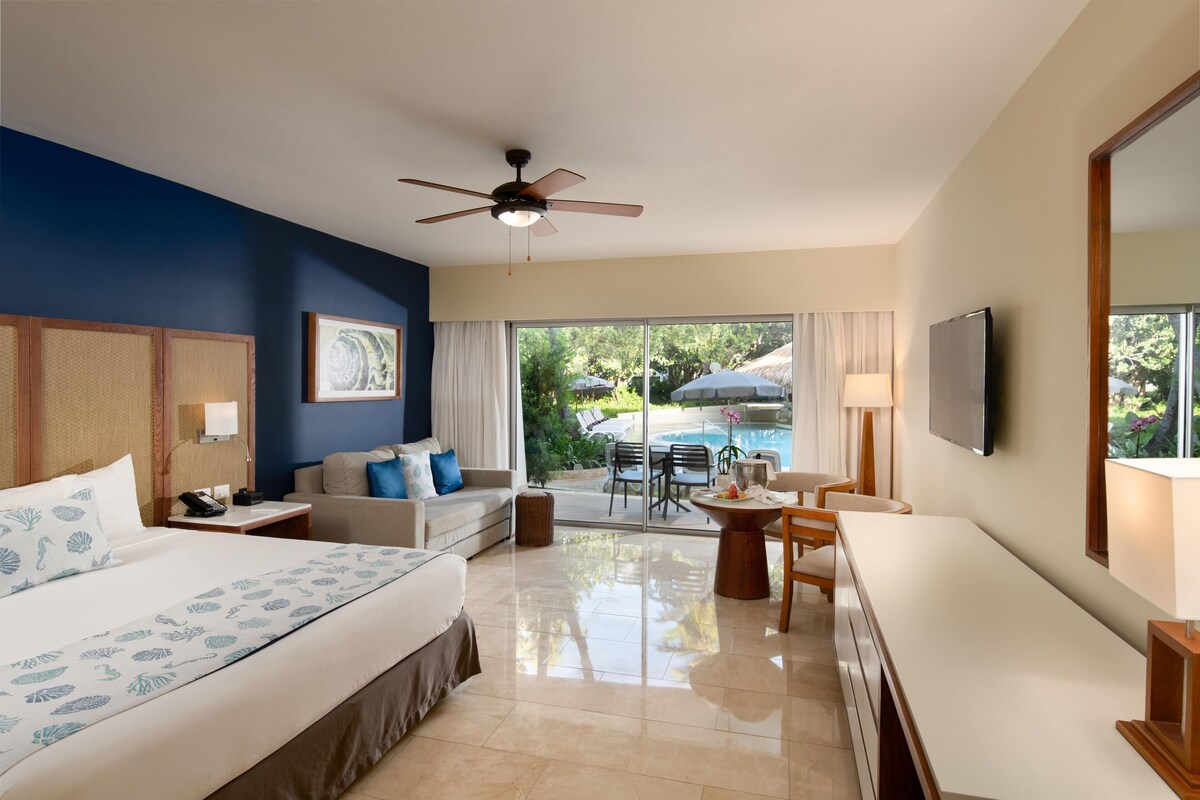 Free minibar, in-room safe, desk, blackout curtains