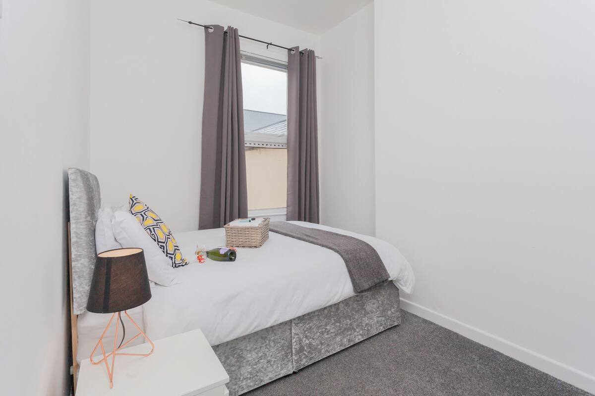 Double Room, Shared Bathroom | Free WiFi