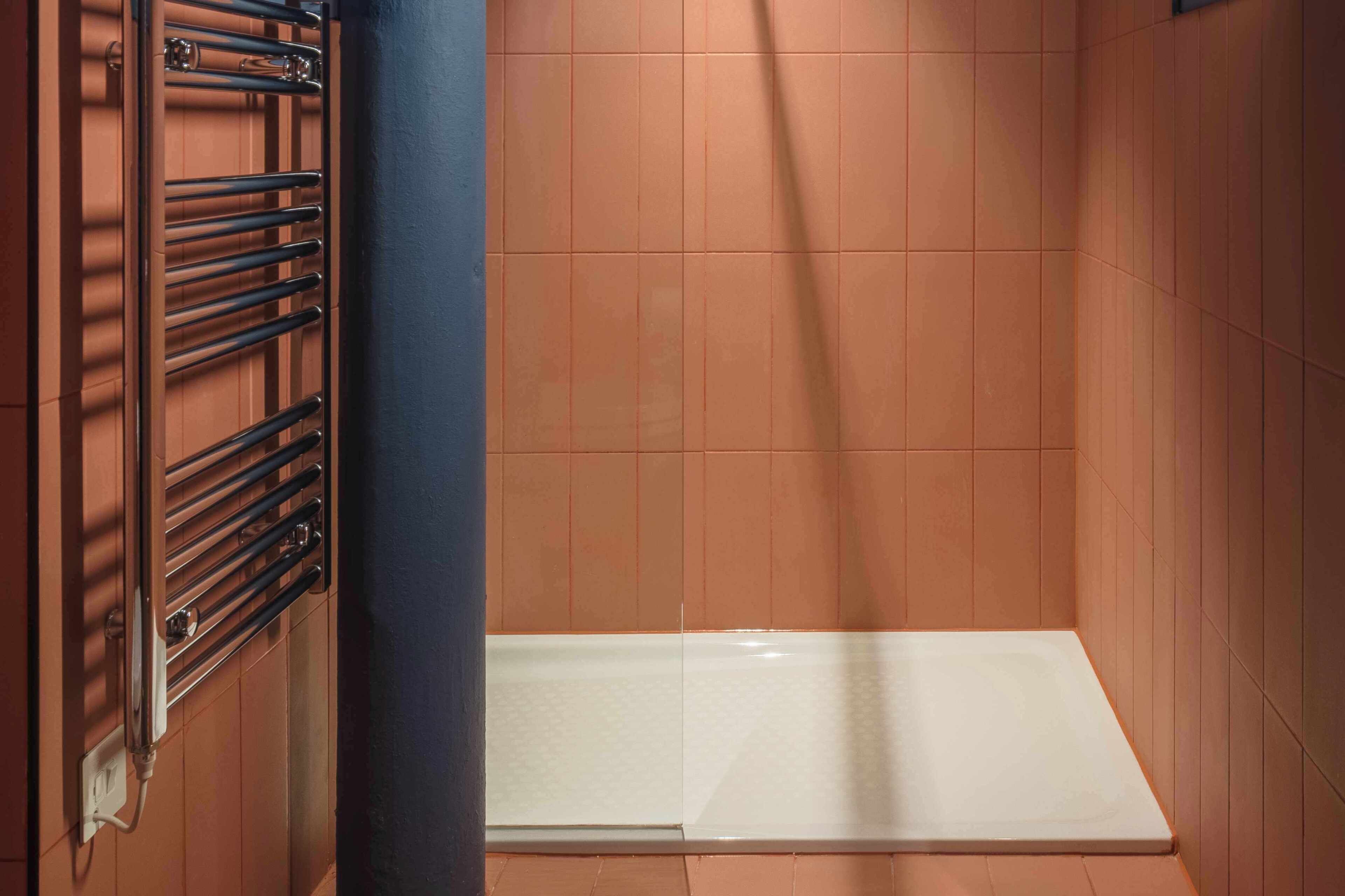 Dúplex, 1 habitación | Baño | Amenidades de baño gratuitas, secadora de cabello, toallas, jabón 