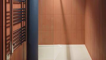 Dúplex, 1 habitación | Baño | Amenidades de baño gratuitas, secadora de cabello, toallas, jabón