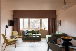 Suite familiale, 2 chambres | Aire de séjour | Téléviseur connecté de 42 po avec télévision numérique, téléviseur