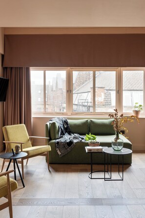 Suite familiale, 2 chambres | Aire de séjour | Téléviseur connecté de 42 po avec télévision numérique, téléviseur