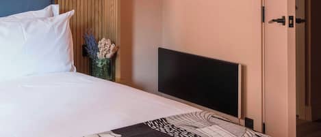Premium bedding, in-room safe, desk, laptop workspace