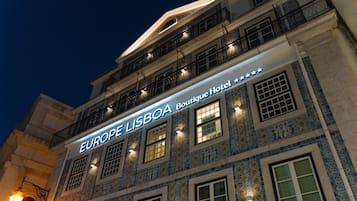 A building with a sign that reads 'EUROPE LISBOA Boutique Hotel' with a star rating of five stars.