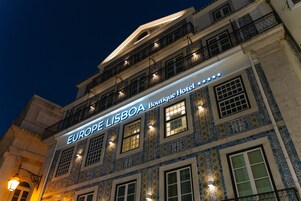 A building with a sign that reads 'EUROPE LISBOA Boutique Hotel' with a star rating of five stars.