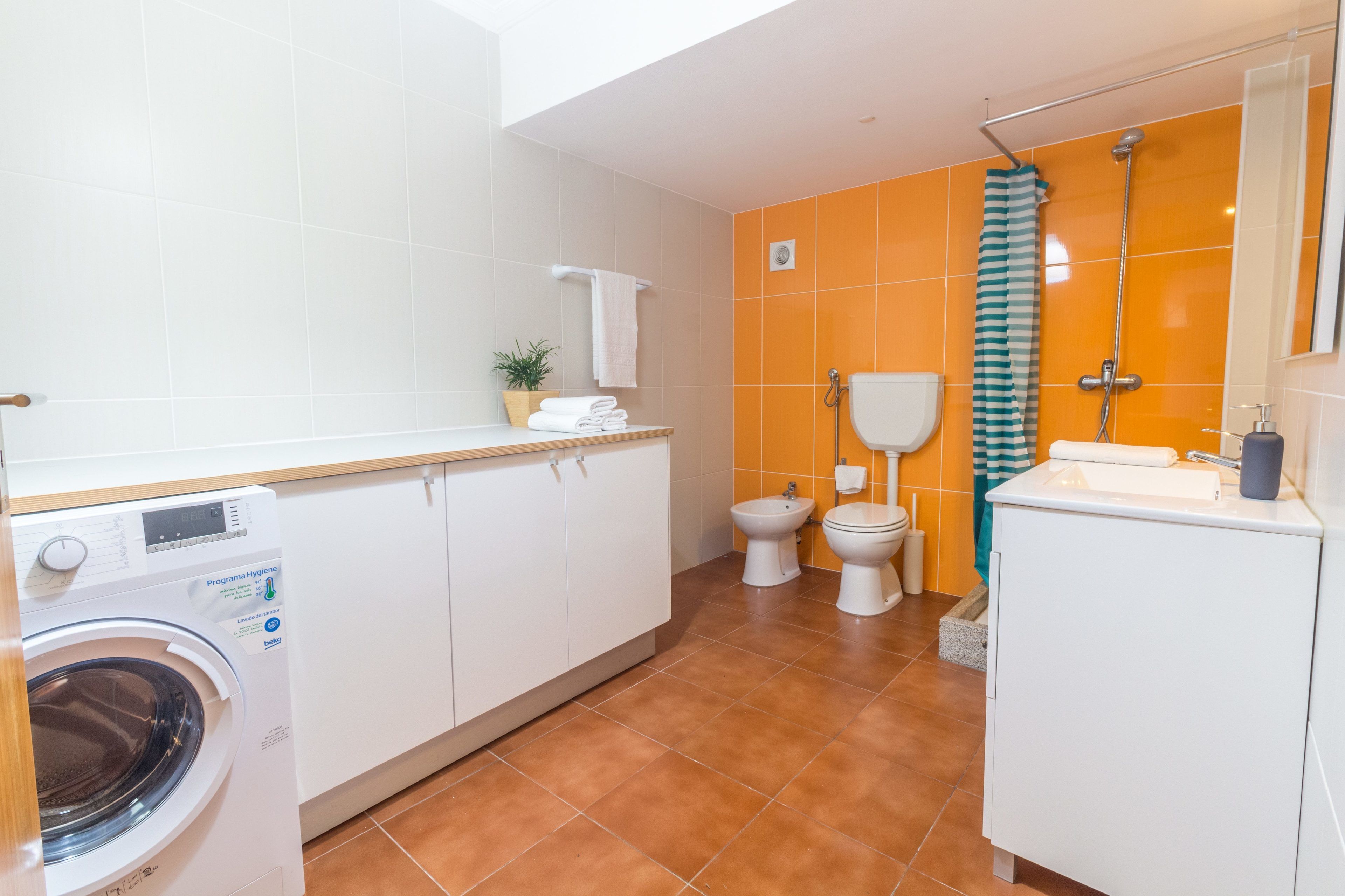 Apartamento, 2 habitaciones (First Floor ) | Baño | Artículos de higiene personal gratuitos y toallas