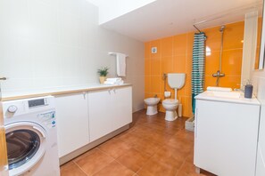 Appartement, 2 chambres (First Floor ) | Salle de bain
