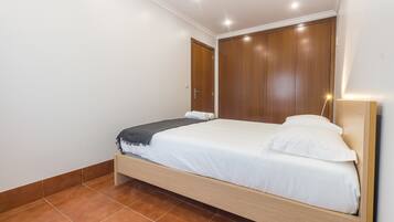 Iron/ironing board, free WiFi, bed sheets
