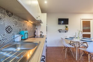 Apartment, 2 Bedrooms (Ground Floor) | Private kitchenette - House and People - Rua da Taxa (Braga)