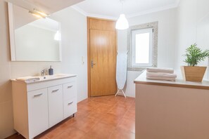 Departamento, 2 habitaciones (First Floor ) | Baño | Amenidades de baño gratuitas y toallas