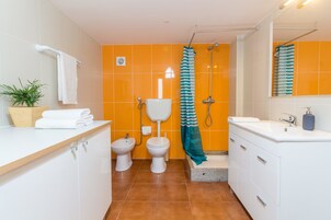 Apartamento, 2 quartos (First Floor ) | Banheiro | Produtos de toalete grátis, toalhas de banho
