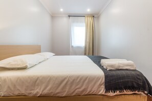 Apartamento, 2 quartos (First Floor ) | Ferros/tábuas de passar roupa, Wi-Fi de cortesia, roupa de cama