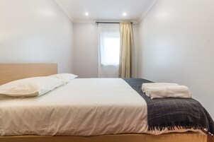 Apartamento, 2 quartos (First Floor ) | Ferros/tábuas de passar roupa, Wi-Fi de cortesia, roupa de cama