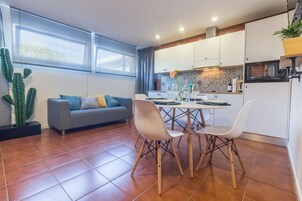 Apartamento, 2 quartos (Ground Floor) | Cozinha americana privada | Geladeira grande, micro-ondas, fogão, cooktop