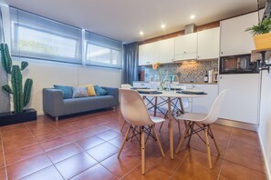 Departamento, 2 habitaciones (Ground Floor) | Cocineta privada | Refrigerador con congelador, microondas, horno y parrilla de estufa