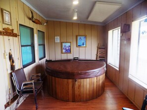 Indoor spa tub - Alpine Gardens (Angel Fire)
