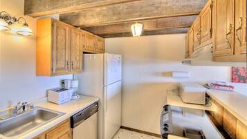 Condo, 3 Bedrooms, 2 Bathrooms | Private kitchen | Fridge, microwave