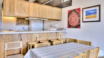 Condo, 3 Bedrooms, 2 Bathrooms | Living room | TV