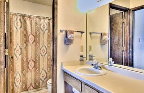 Condo, 3 Bedrooms, 2 Bathrooms | Bathroom | Combined shower/bathtub, towels - Bella Vista (Angel Fire)