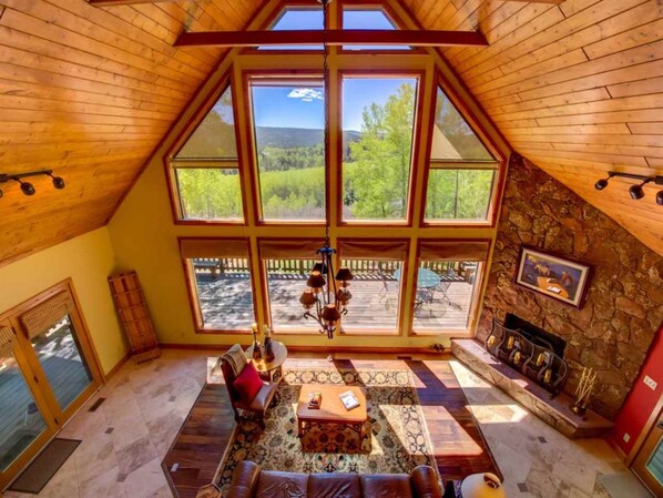 公寓式客房, 3 间卧室, 双浴室 | 客厅 | 电视