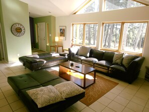 Apartamento, 4 habitaciones | Sala de estar | Una televisión