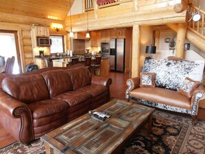 Apartamento, 3 habitaciones | Sala de estar | Una televisión