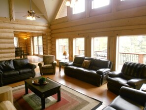 Apartamento, 6 habitaciones | Sala de estar | Una televisión