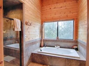 Condo, 4 Bedrooms | Bathroom | Combined shower/tub, towels, shampoo