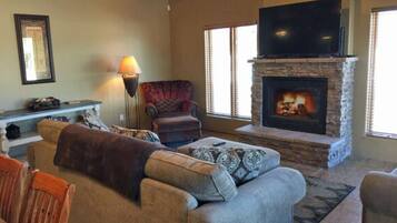 Condo, 3 Bedrooms | Living room | TV