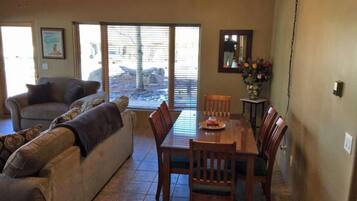 Condo, 3 Bedrooms | Makan dalam bilik