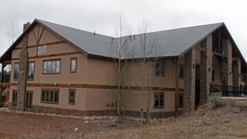 Pintu masuk properti