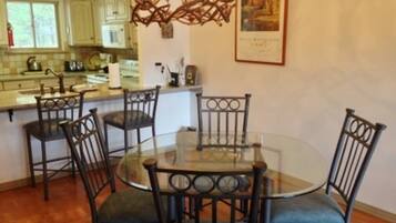 Kondominium, 3 kamar tidur | Makan di kamar