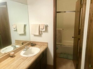 Condo, 1 Bedroom | Bathroom | Combined shower/tub, towels - Mountain Meadows (Angel Fire)