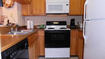 Condo, 1 Bedroom | Dapur peribadi | Peti sejuk, ketuhar gelombang mikro
