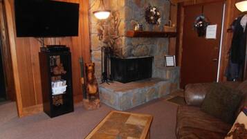 Kondominium, 2 kamar tidur | Ruang keluarga | TV