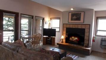 Kondominium, 1 kamar tidur | Ruang keluarga | TV