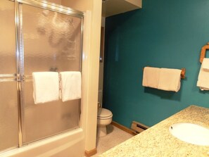 Appartamento, 2 camere da letto | Bagno | Combinazione doccia/vasca, asciugamani