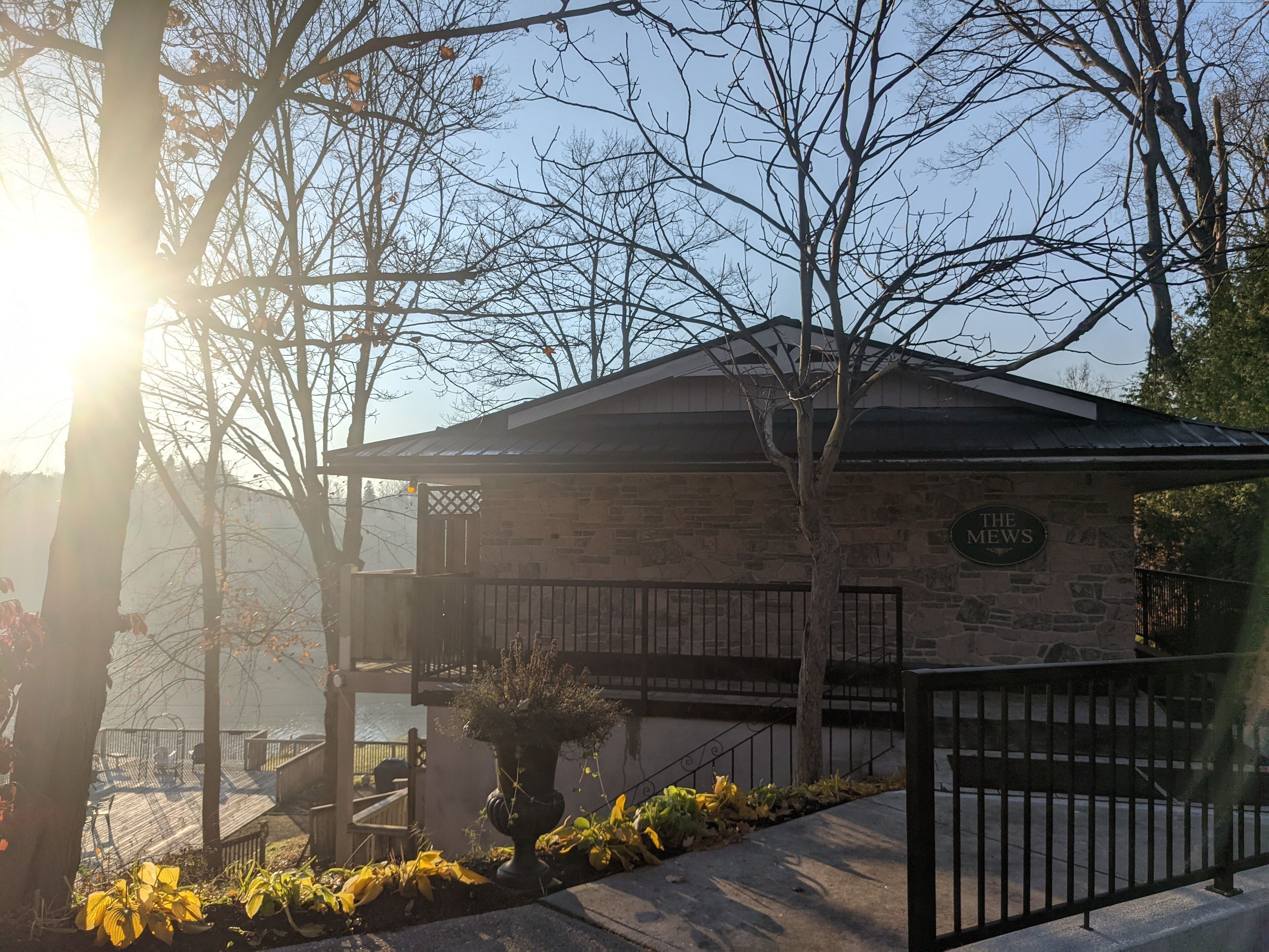 Un bâtiment en pierre avec une enseigne indiquant « The Mews » et un petit balcon.